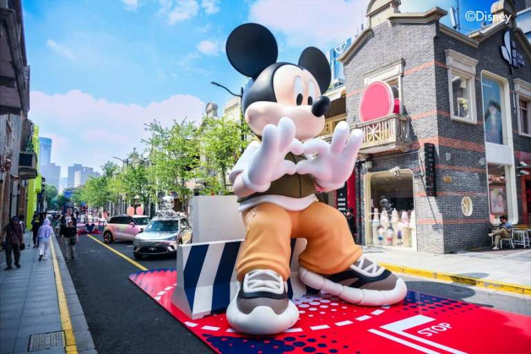 携手迪士尼中国灵动出“奇”，smart米奇限定艺术车魔都首秀