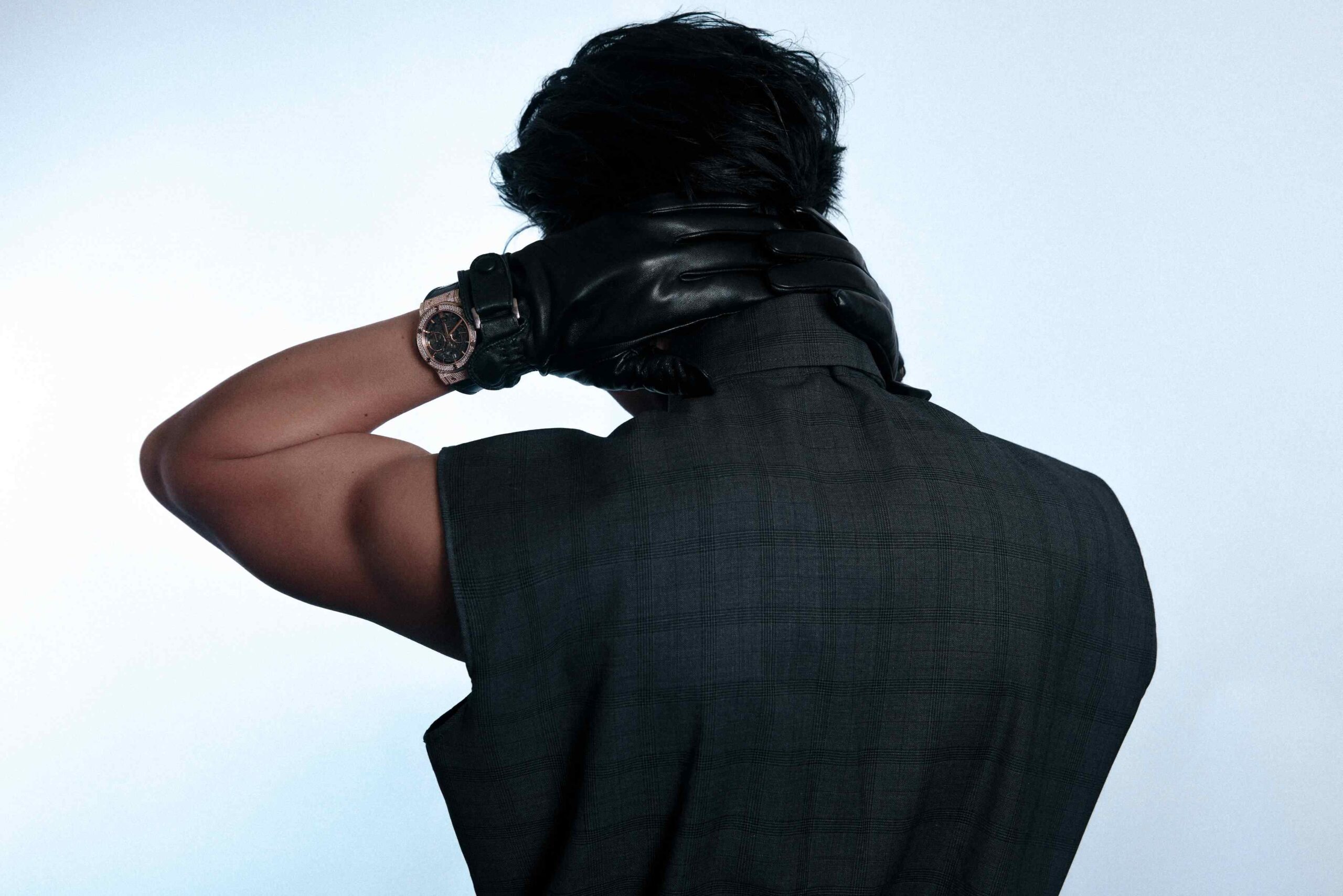 蔡徐坤佩戴HUBLOT宇舶表经典融合AERO镂空王金密镶腕表